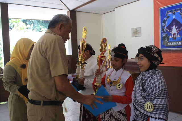 SD MODEL JUARAI LOMBA MINAT BACA