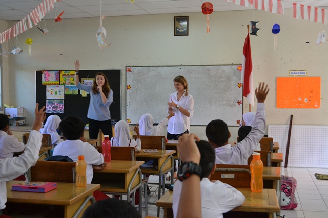 MAHASISWA DARI BELANDA PPL DI SD MODEL