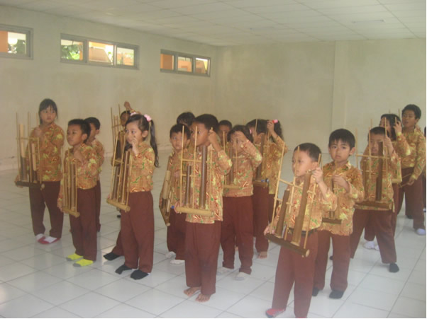 ALAT MUSIK ANGKLUNG
