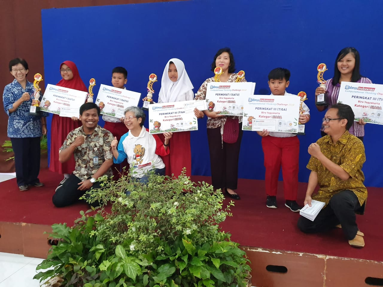 SISWA SD MODEL SLEMAN TERIMA PENGHARGAAN BEBRAS