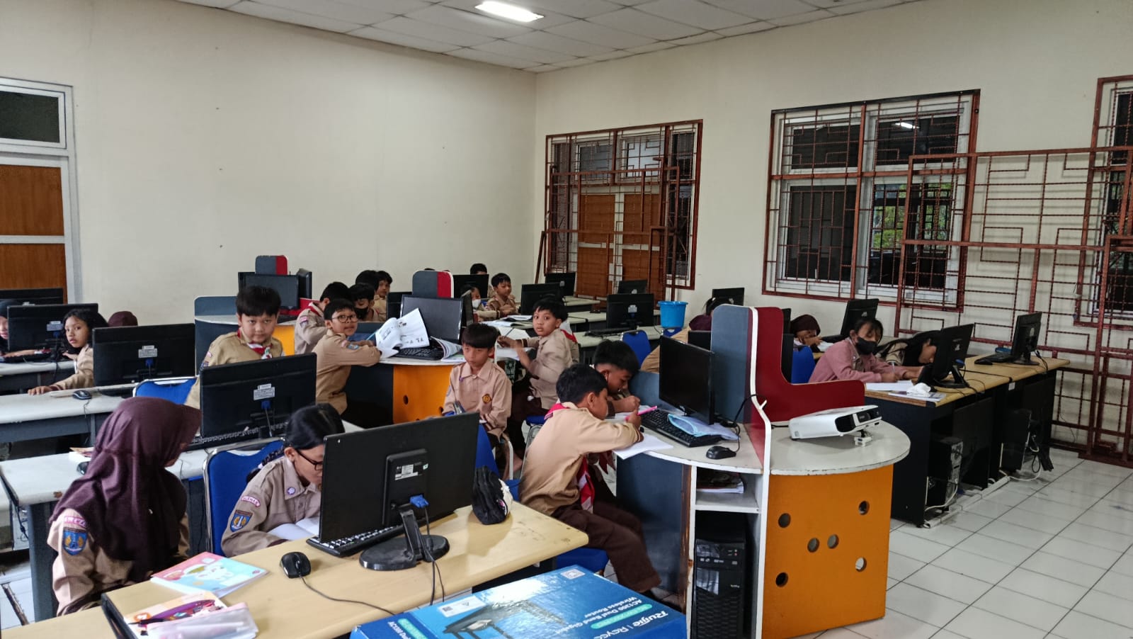 Siswa Kelas 4 SD Model Sleman Belajar Berpikir Secara Komputasional di Labkom