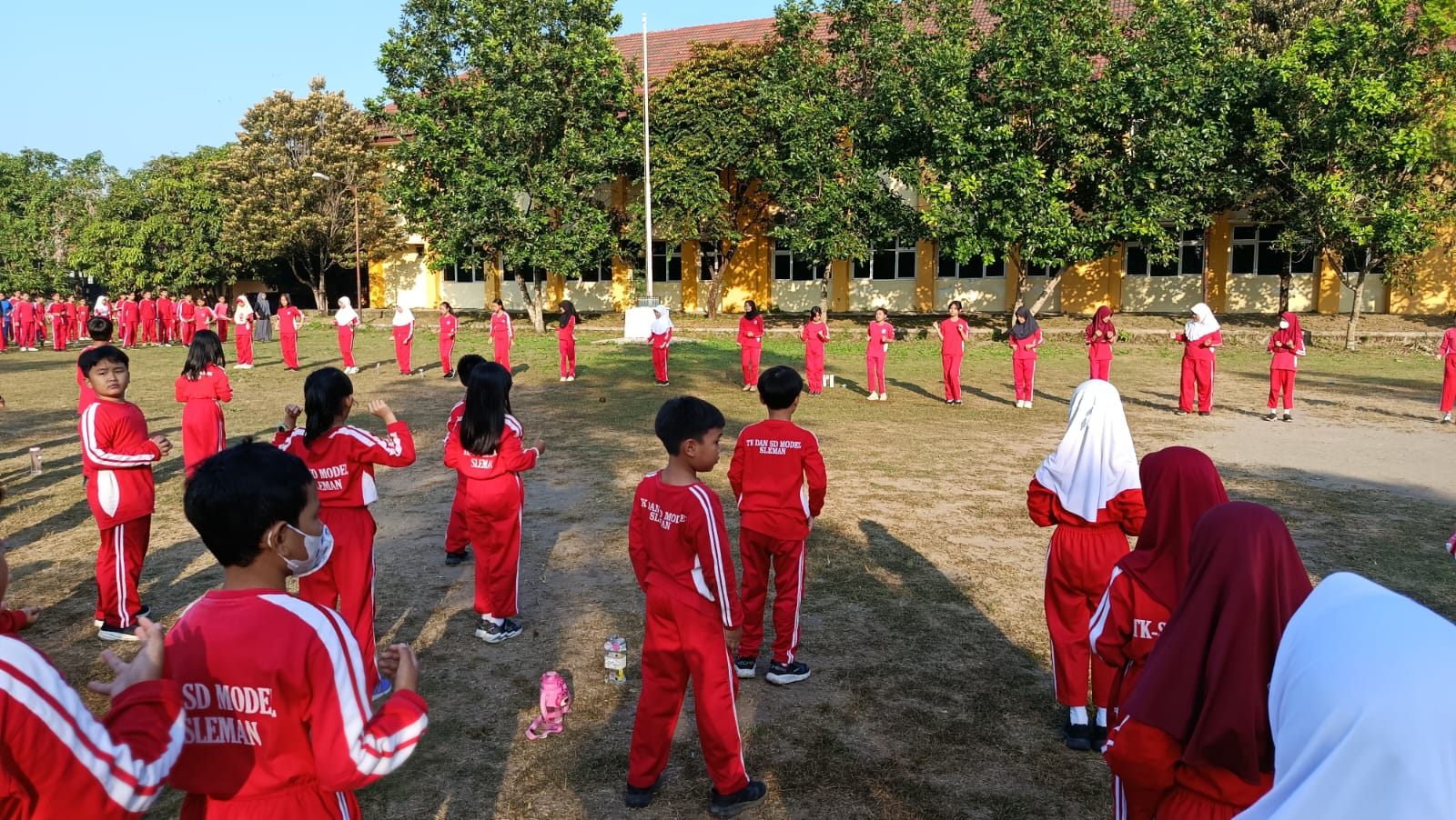 SD Model Sleman Gelar Senam Rutin dalam Jumat Sehat, Sekaligus Pengenalan Ekstrakurikuler Sempoa dan Robotik