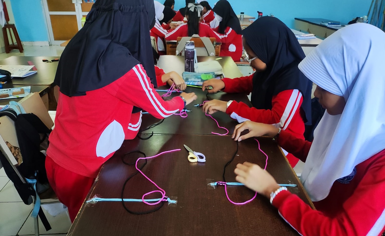 Kreatif dan Penuh Makna: Kelas 5 SD Model Sleman Belajar Membuat Gelang