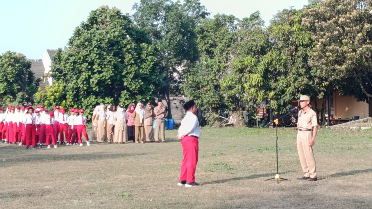 SD Negeri Model Laksanakan Upacara Bendera, Tekankan Disiplin dan Semangat HUT ke-80 RI