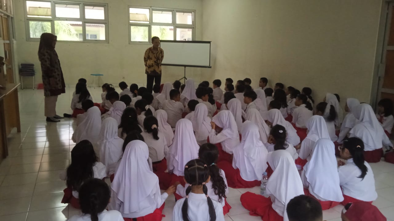 Kelas 2 SD Negeri Model Gelar Pembelajaran KLM Bertema "Diriku dan Keluargaku"