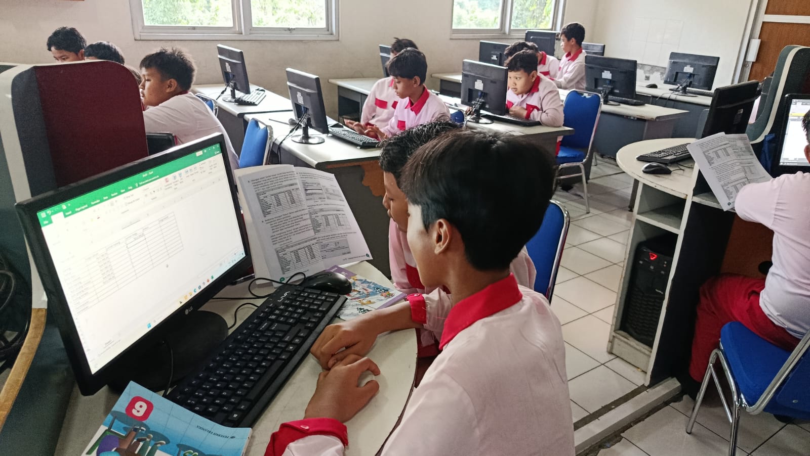 Belajar Matematika Jadi Seru, Siswa SD Negeri Model Kuasai Rumus Diskon di Excel