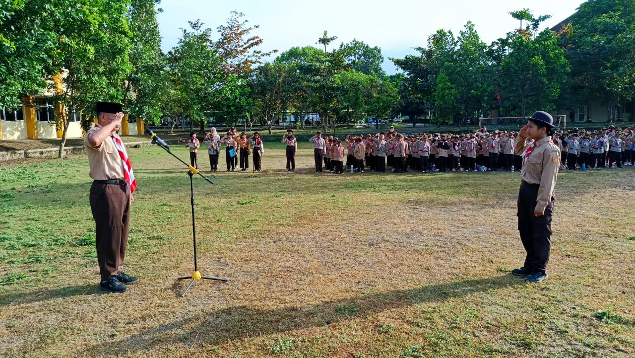 SD Negeri Model Gelar Upacara Peringatan Hari Pramuka ke-64 dengan Khidmat