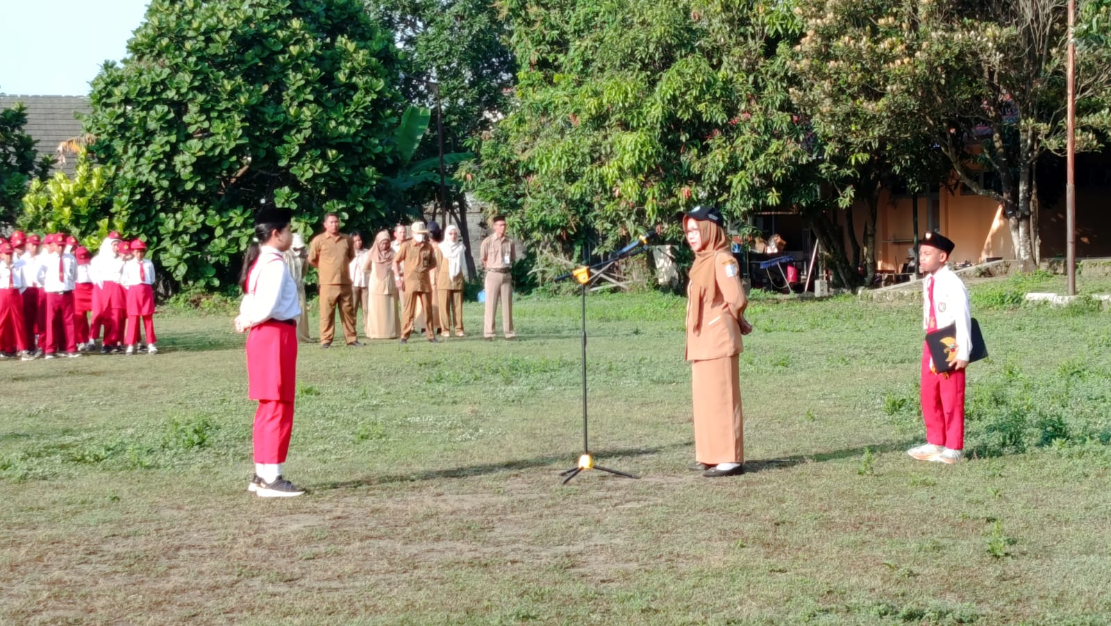 Upacara Bendera Hari Senin di SD Negeri Model: Menanamkan Semangat Kerjasama, Anti-Perundungan, dan Apresiasi Prestasi Siswa