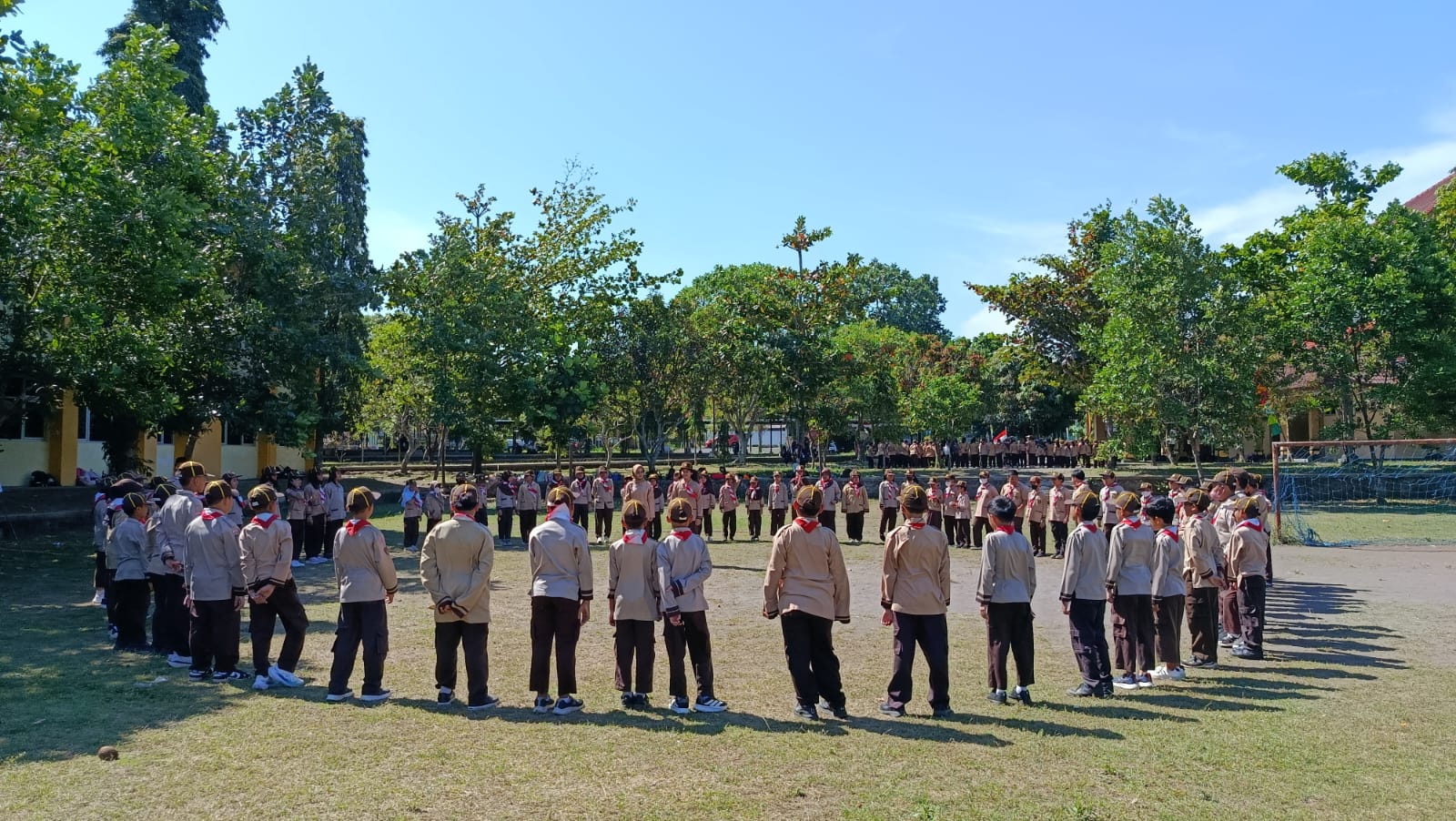 Pramuka SD Negeri Model Gelar Latihan Tata Upacara Bendera untuk Siaga dan Penggalang