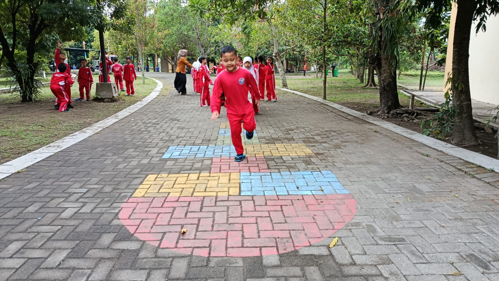 Asyiknya Belajar Pendidikan Pancasila Lewat Permainan Engklek di SD Negeri Model