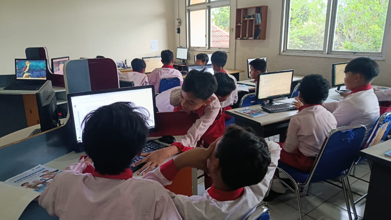 Kelas 5 dan 6 SD Negeri Model Sleman Belajar Pola dan Membuat Aplikasi di Labkom