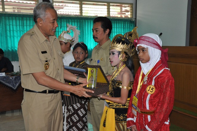 SD MODEL JUARAI LOMBA CERITA WAYANG