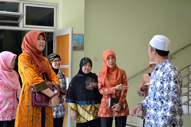 DPRD KAB. KEDIRI BERKUNJUNG KE SD MODEL