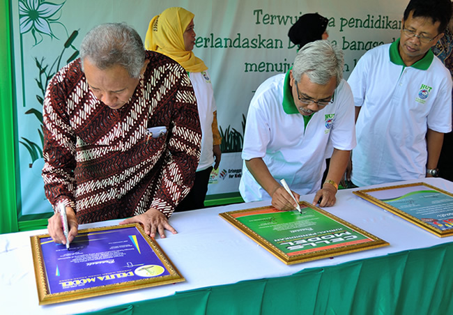 PELUNCURAN JURNAL ILMIAH DAN MAJALAH SEKOLAH