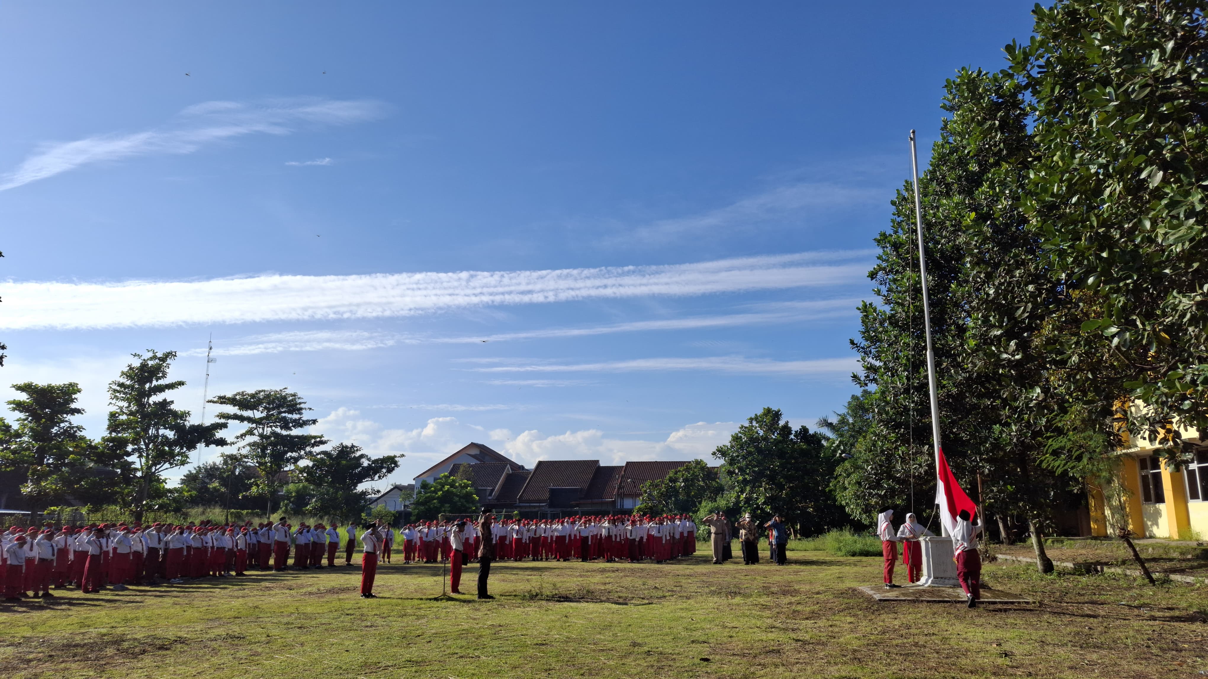 UPACARA BENDERA PERDANA SEMESTER 2