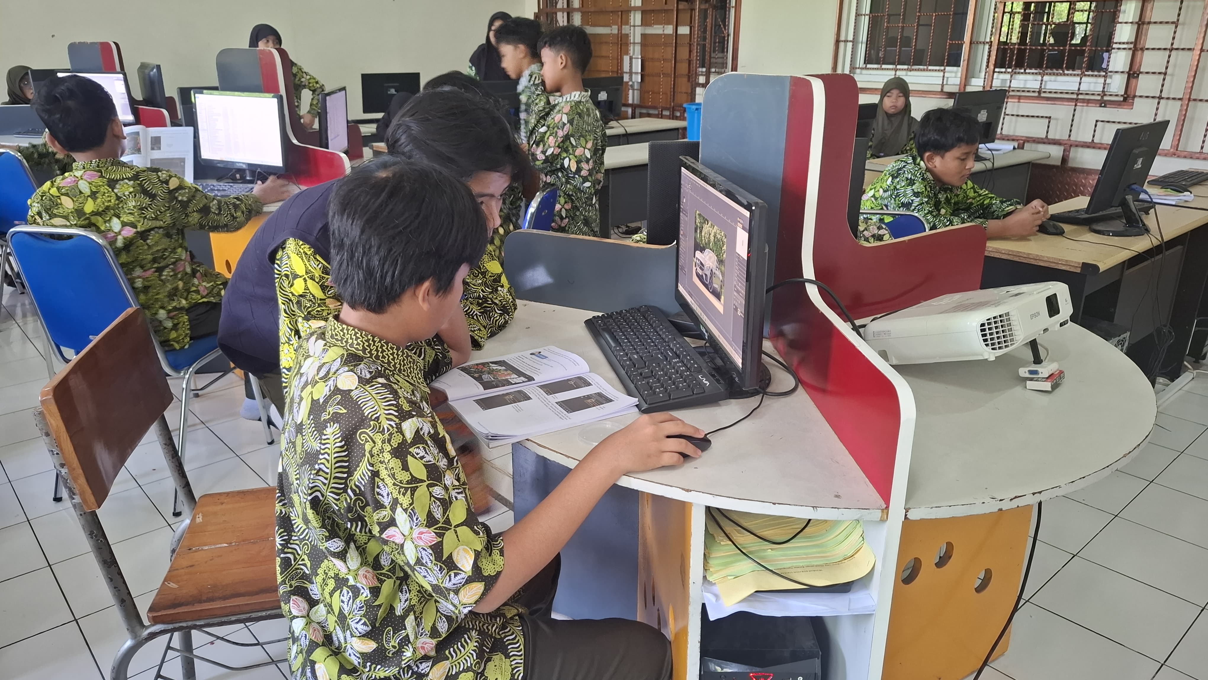 SISWA KELAS 5 ANTUSIAS BELAJAR EDIT FOTO DENGAN GIMP
