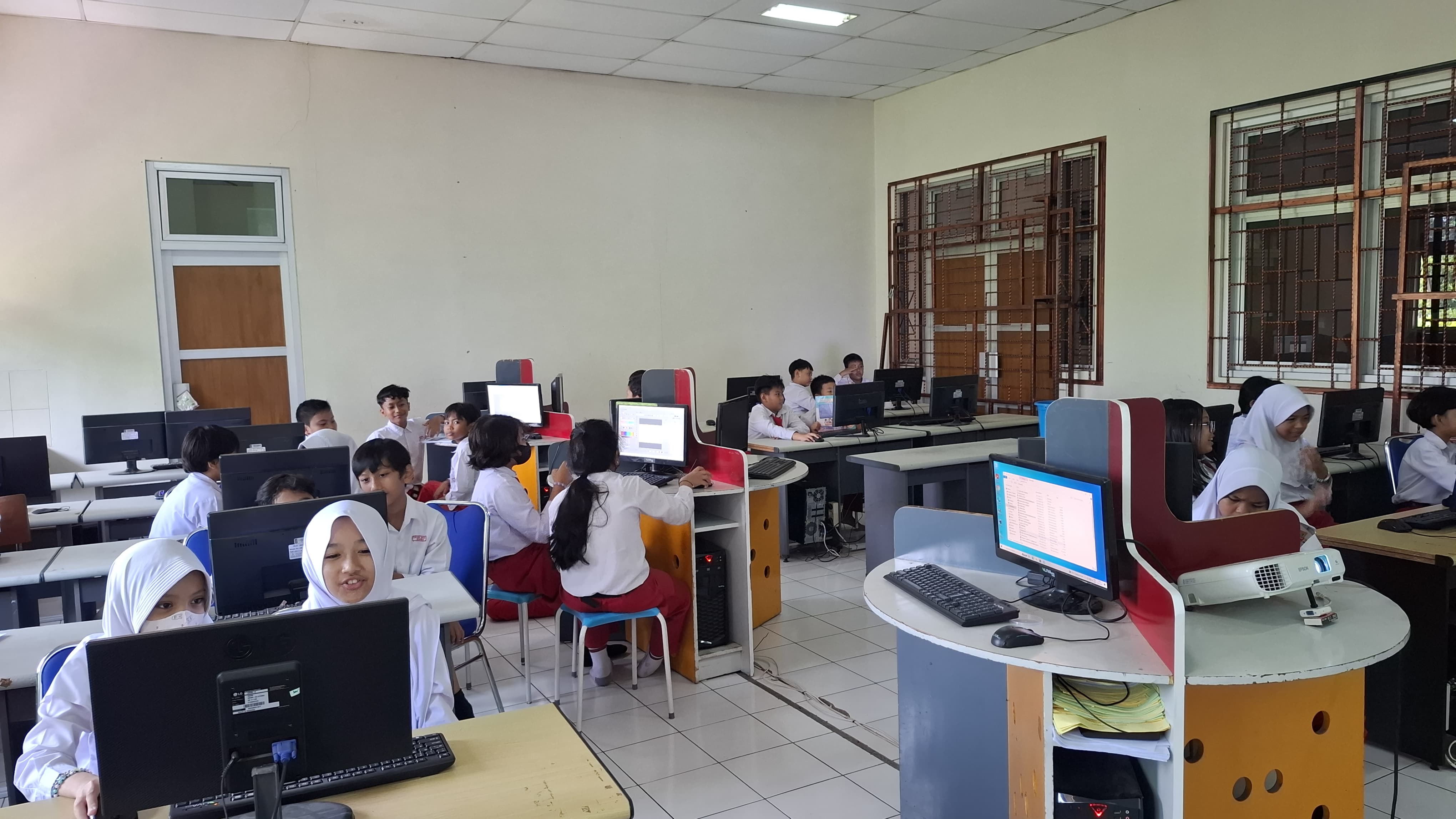 SISWA KELAS 4 SD MODEL SLEMAN BELAJAR MEMBUAT ANIMASI DENGAN TUPITUBE