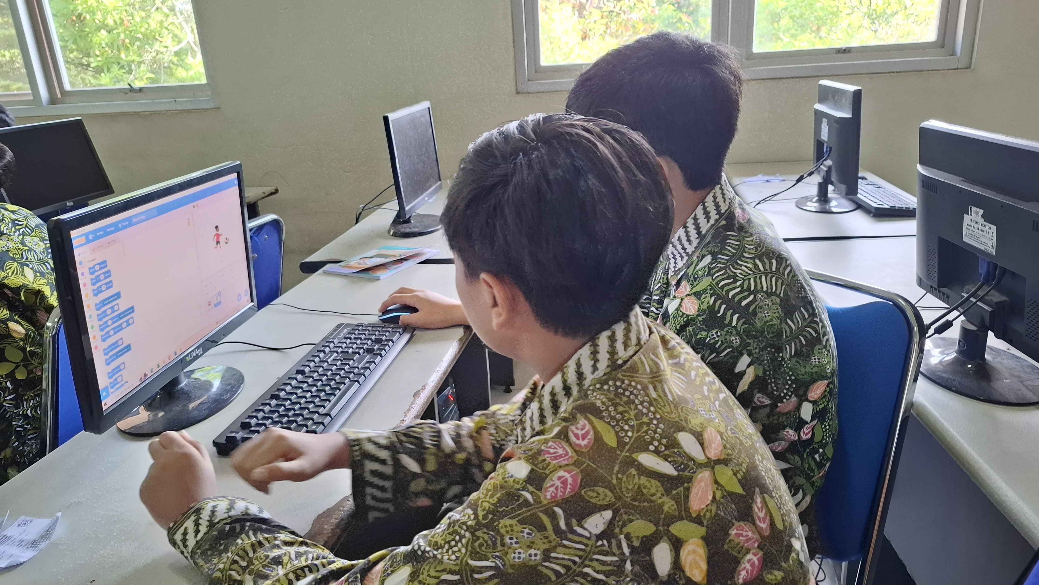 SISWA KELAS 6 SD MODEL SLEMAN BELAJAR PEMROGRAMAN DENGAN SCRATCH