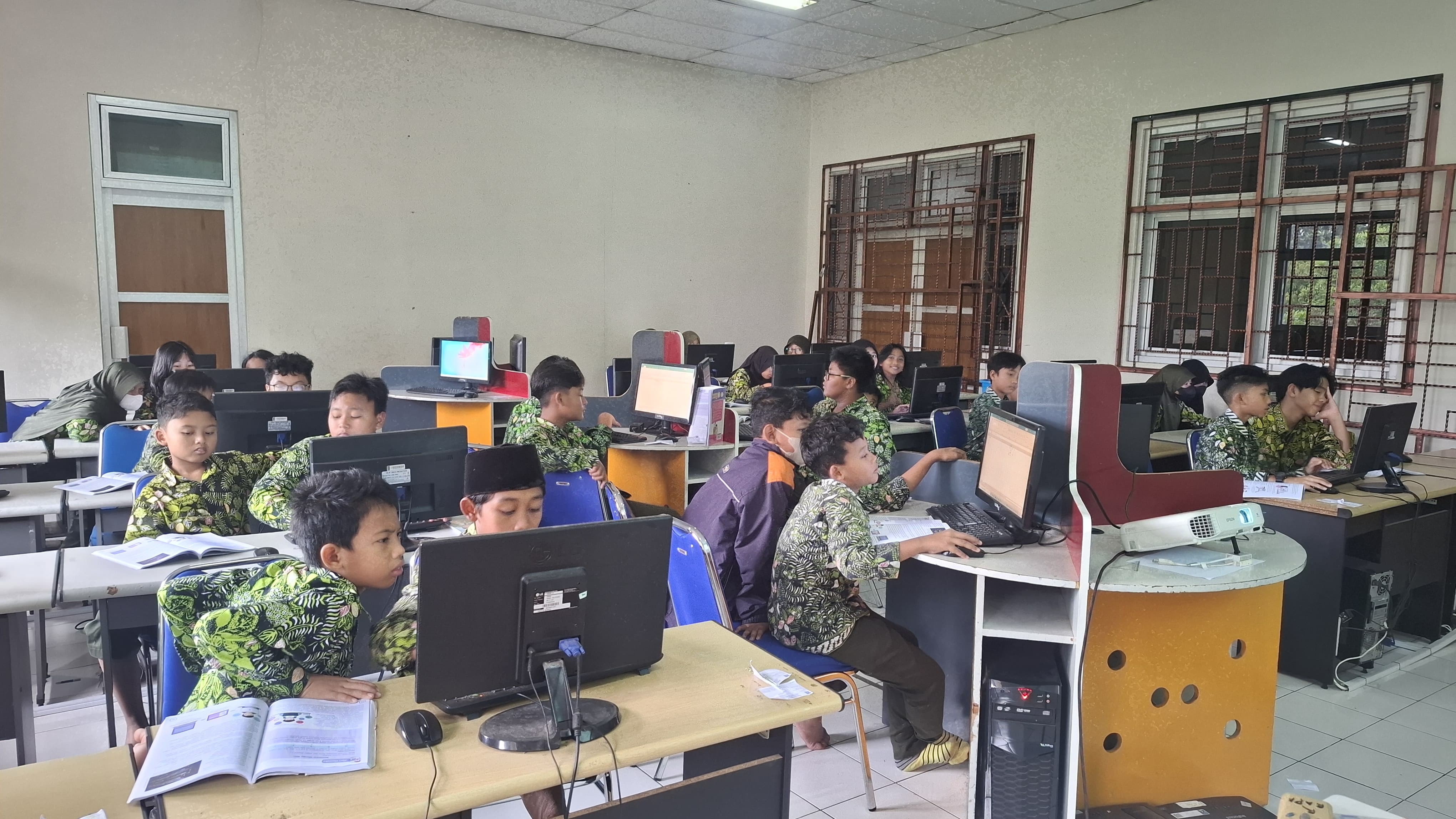 SISWA SD MODEL KELAS 5 ANTUSIAS BELAJAR BILANGAN BINER DASAR