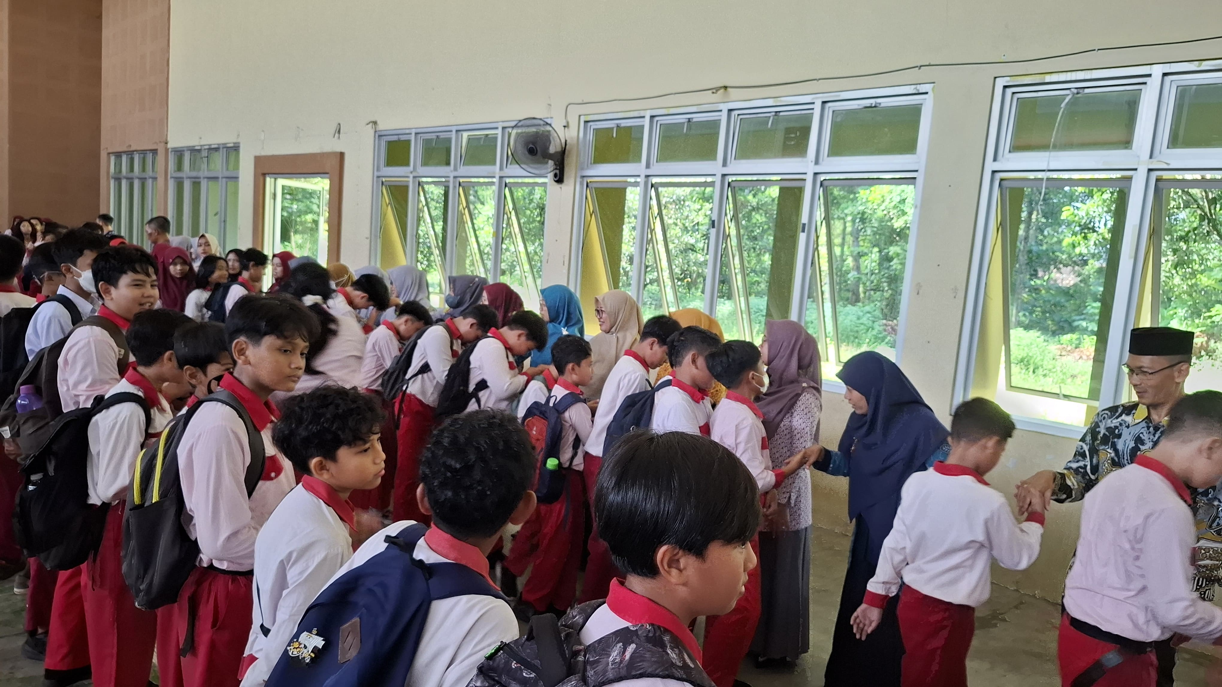 TK DAN SD MODEL SLEMAN GELAR SYAWALAN BERSAMA DI HARI PERTAMA MASUK SEKOLAH