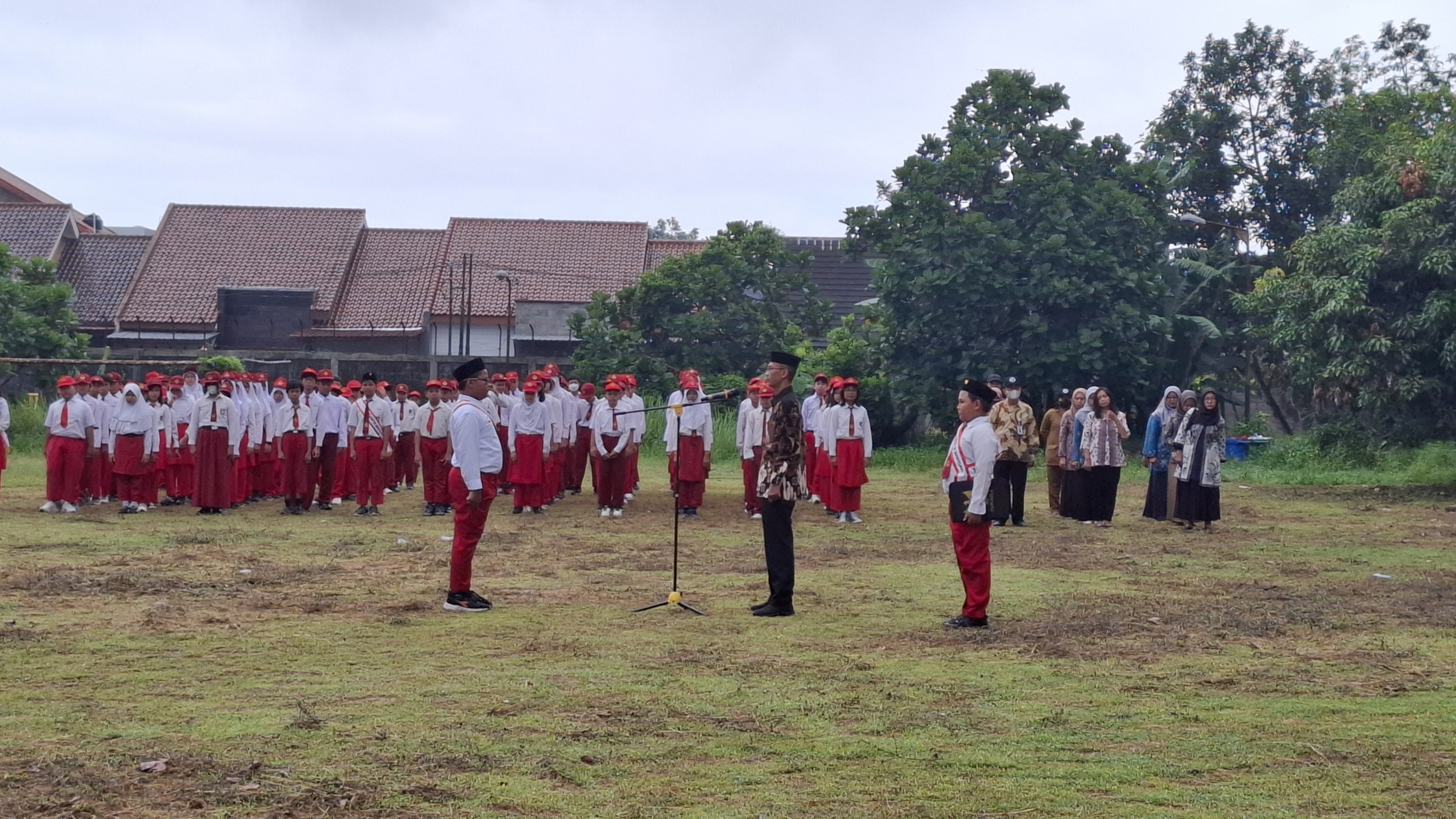 MESKI CUACA MENDUNG, SD MODEL SLEMAN TETAP LAKSANAKAN UPACARA HARI SENIN DENGAN KHIDMAT