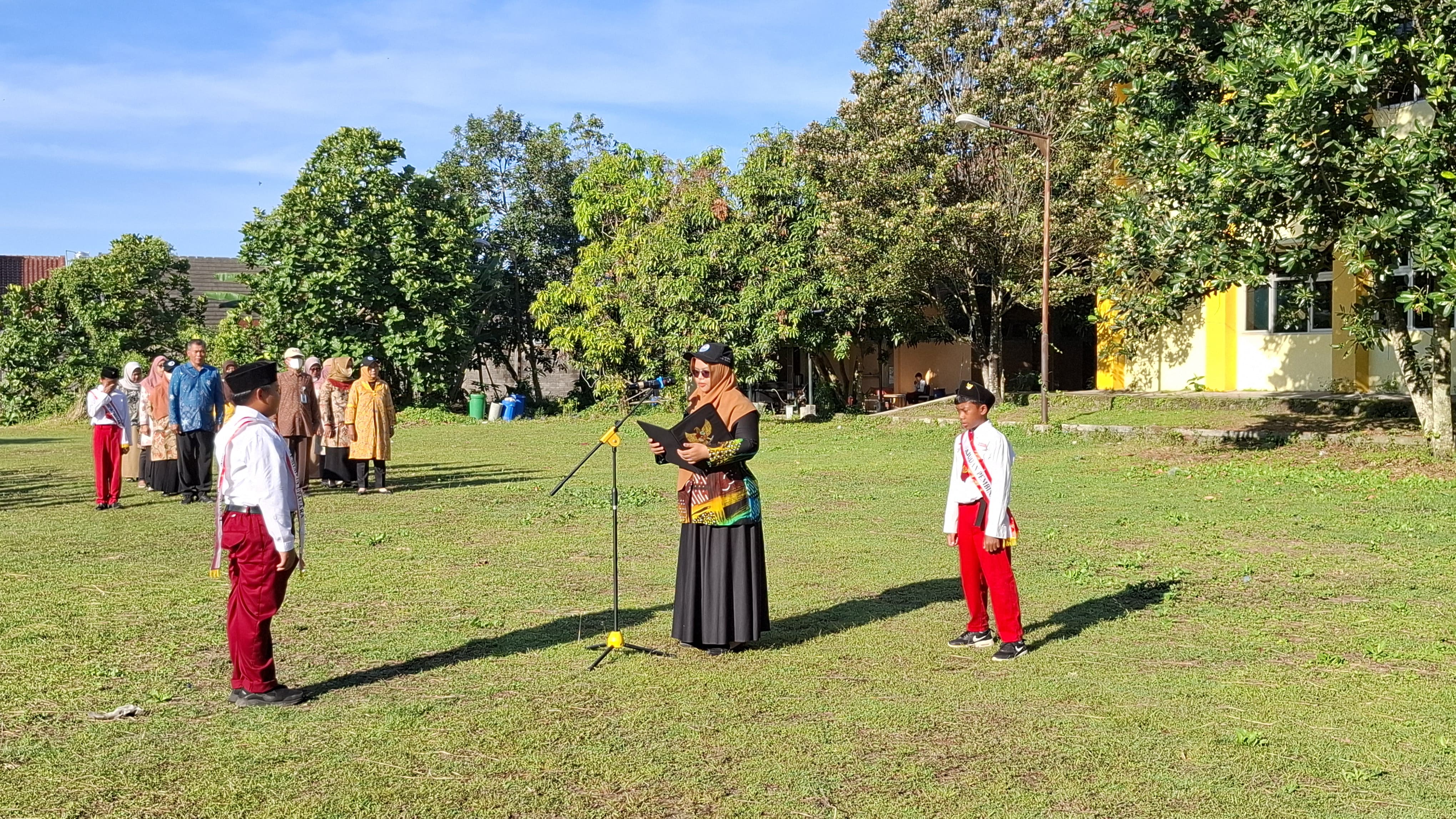 UPACARA BENDERA RUTIN HARI SENIN BERJALAN LANCAR, IBU ATIKAH RAHMAH, S.PD BERTINDAK SEBAGAI PEMBINA UPACARA