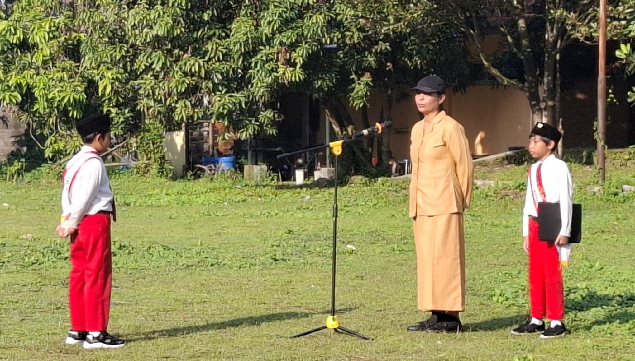 SD Model Sleman Laksanakan Upacara Hari Senin: Tanamkan Nilai Ketuhanan dan Kemanusiaan Sejak Dini