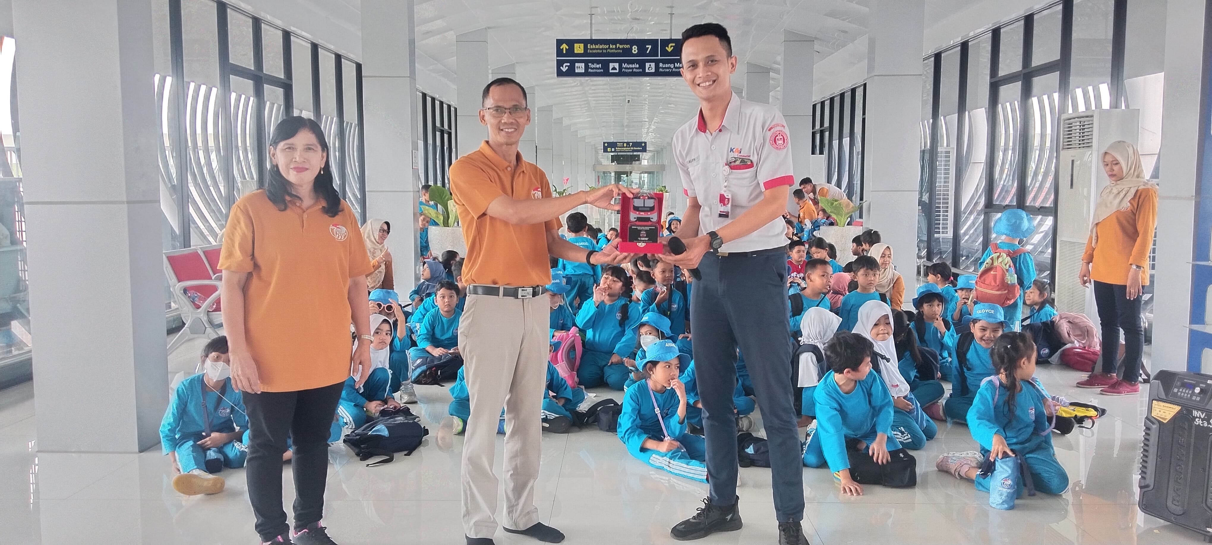 Field Trip Seru TK Model Sleman: Belajar Transportasi Umum dengan KRL Jogja-Solo
