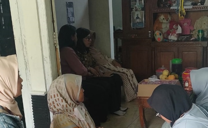 Tebar Kepedulian, Keluarga Besar TK dan SD Model Sleman Jenguk Ibu dari Petugas Dapur Pasca Operasi