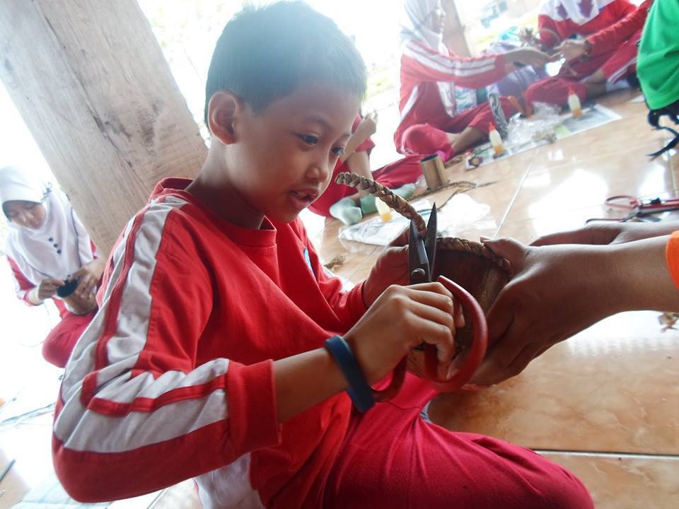 MEMBUAT KERAJINAN TANGAN