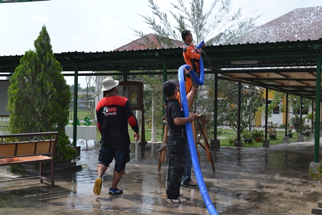 KERJA BHAKTI PEMBERSIHAN ABU VULKANIK