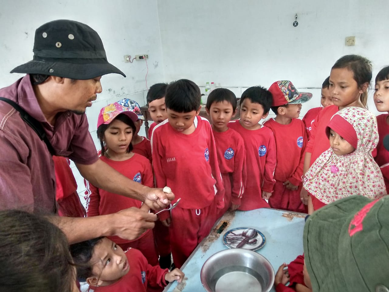 KELAS 1 SD MODEL BERKUNJUNG KE PT. KPI