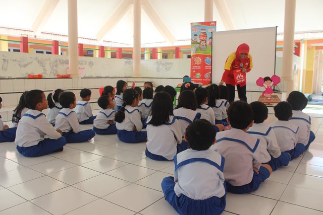 MINUM SUSU DAN BERBELANJA