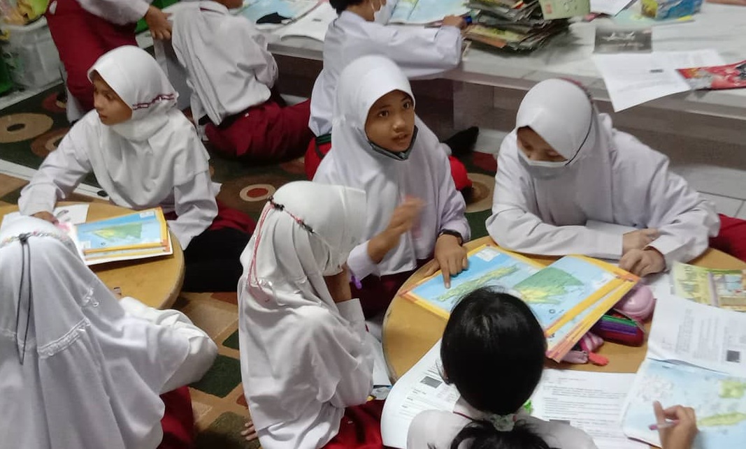KELAS 5 MENGUNJUNGI PERPUSTAKAAN MUTIARA ILMU