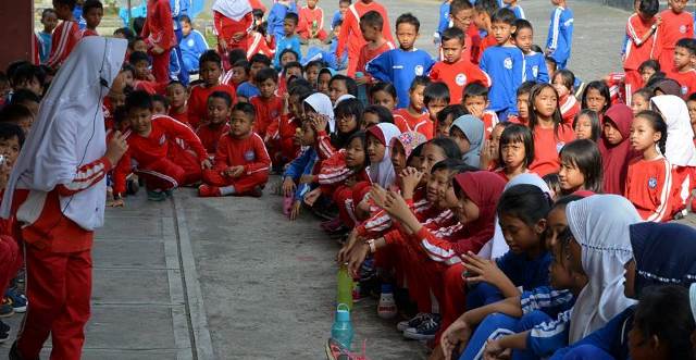 NAYA TAMPIL DI DEPAN TEMAN-TEMAN SEKOLAH