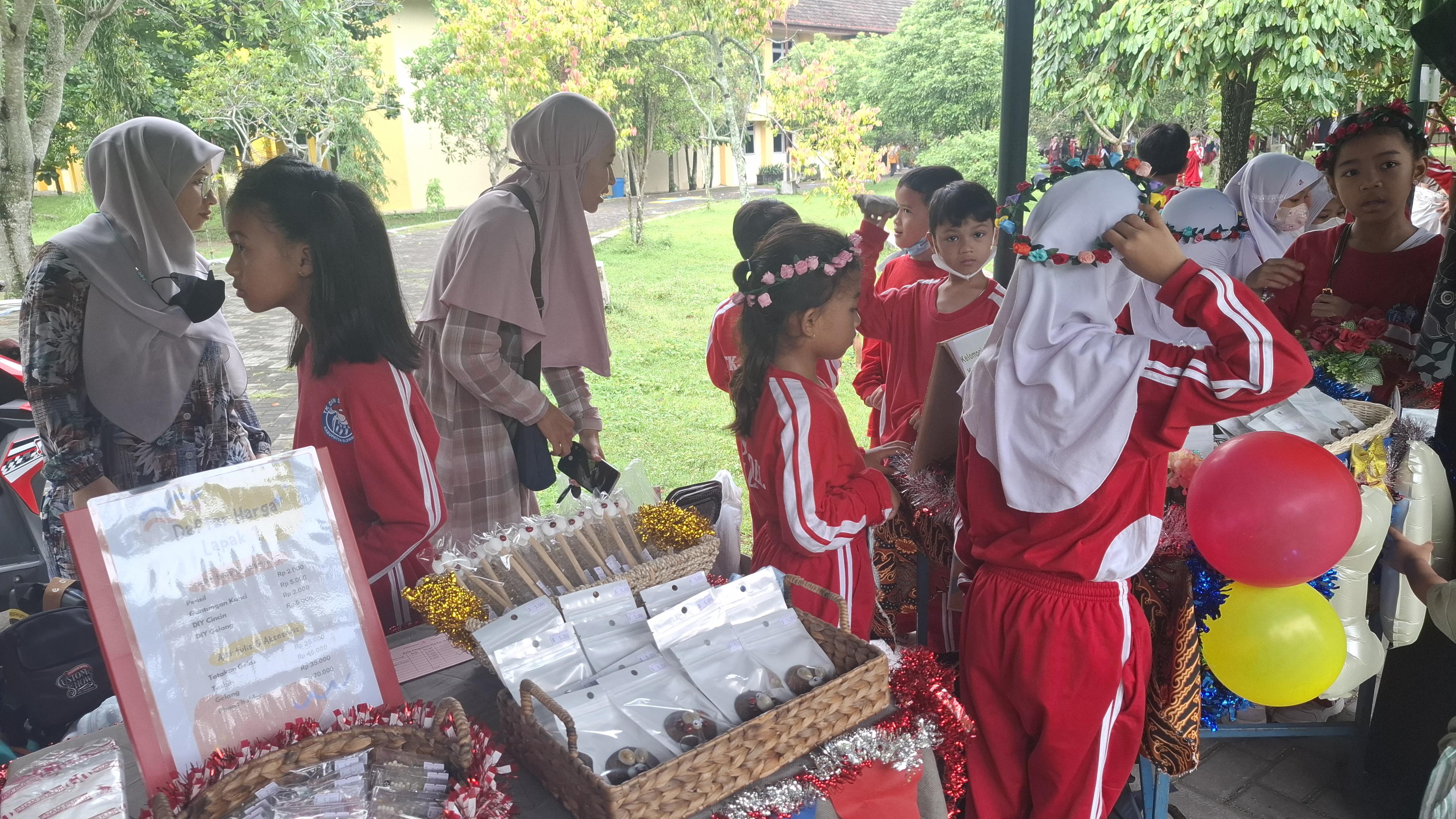 MERIAHNYA PANEN KARYA DI SD MODEL