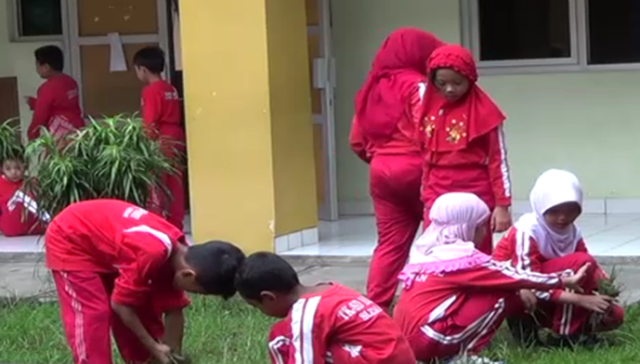 KERJA BHAKTI PENATAAN TAMAN SEKOLAH