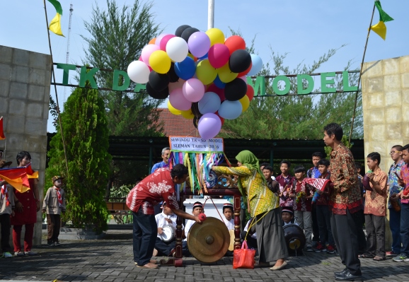 PUNCAK ACARA SEWINDU TK DAN SD MODEL SLEMAN