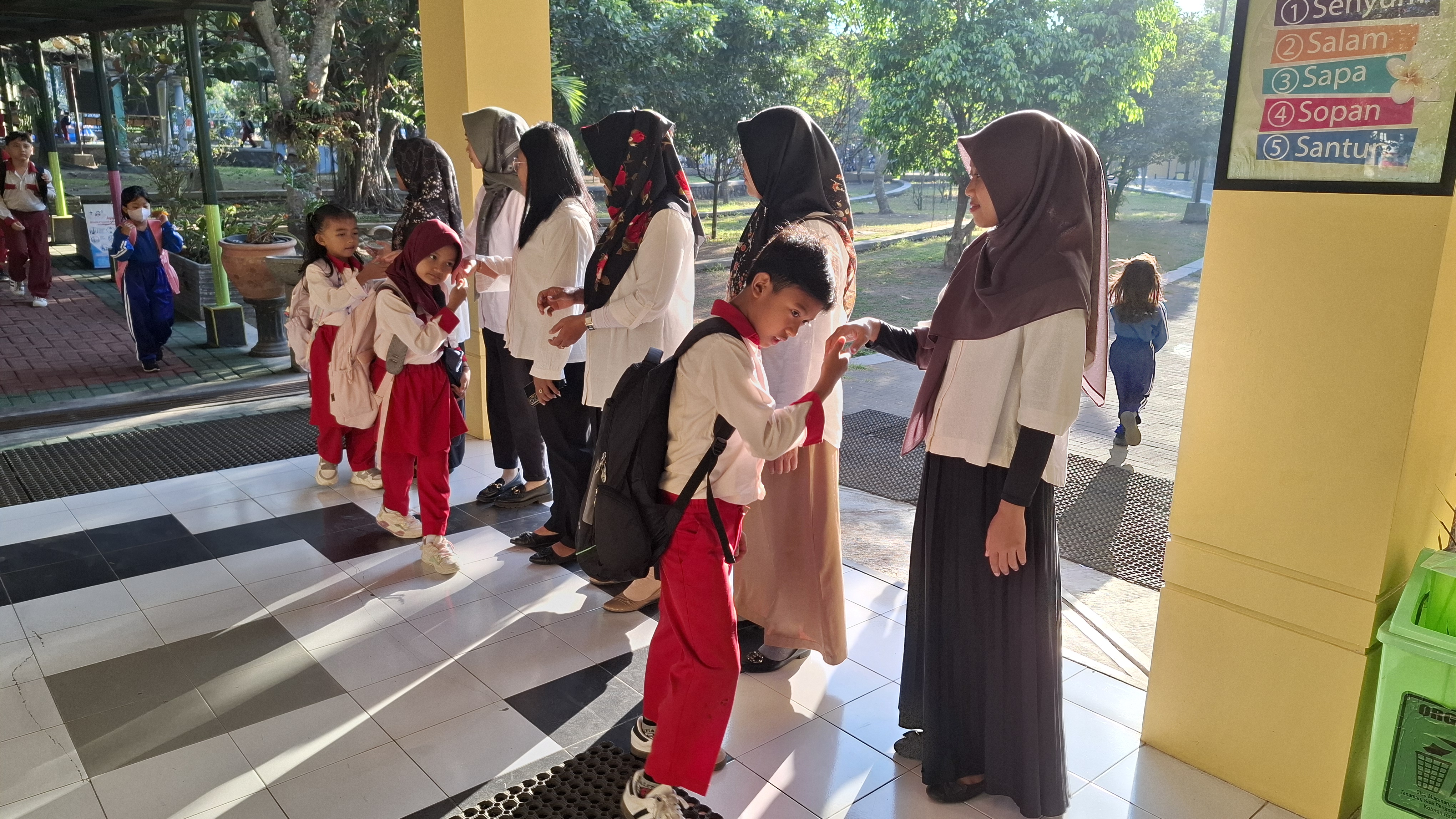 PEMBIASAAN SALAMAN PAGI DI SD MODEL SLEMAN