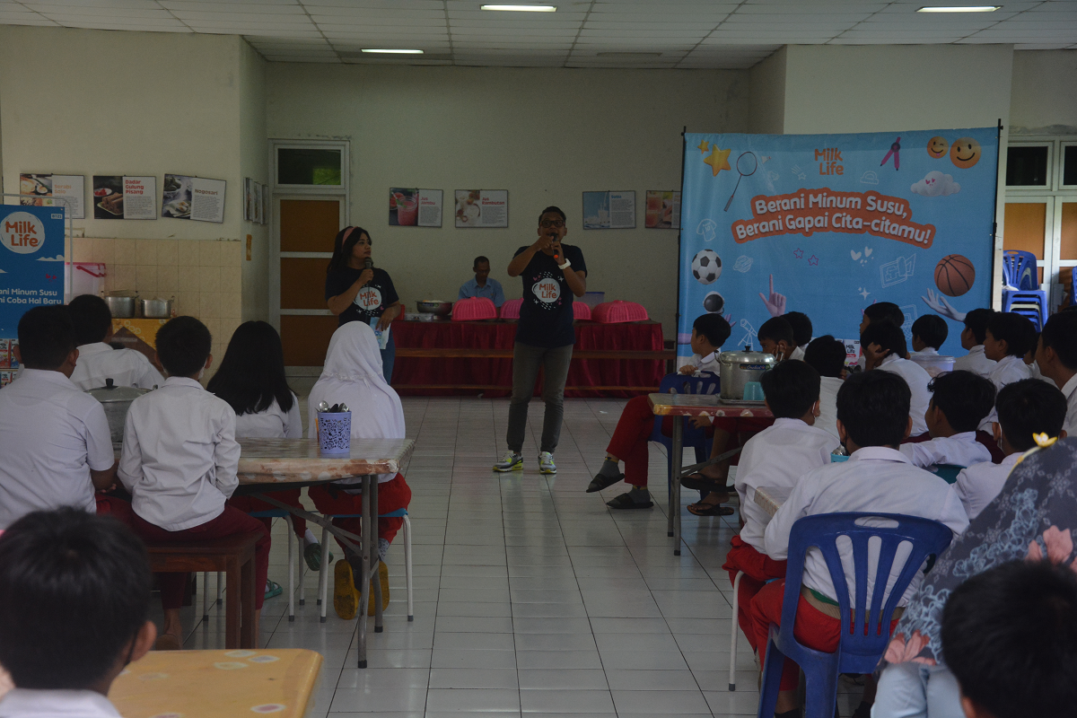 MINUM SUSU BERSAMA MILK LIFE