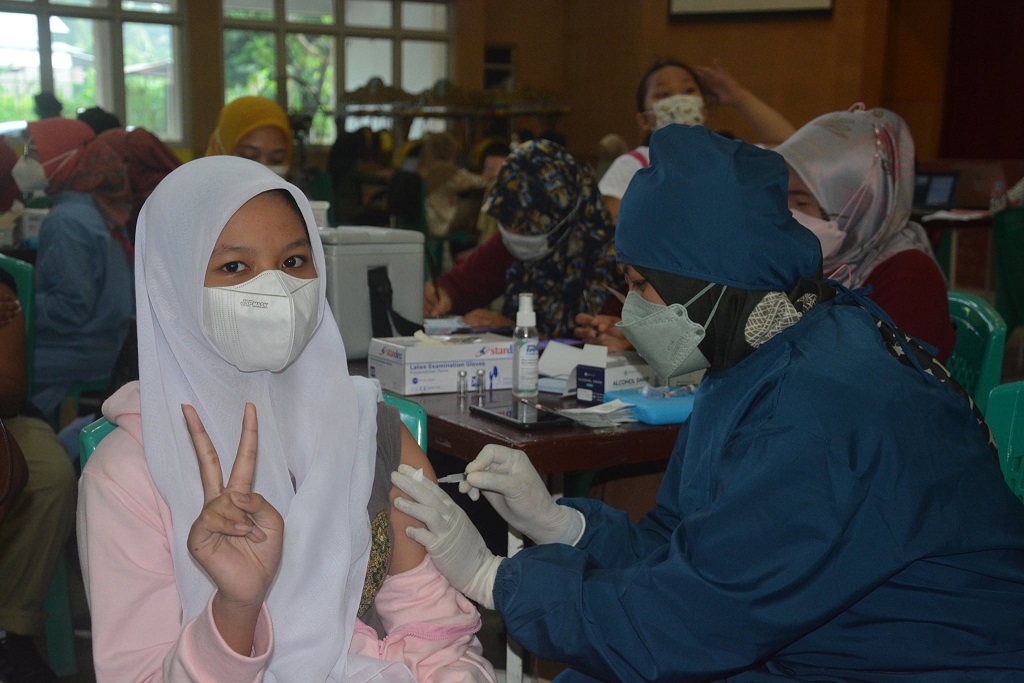 VAKSIN TAHAP 1 DI SD MODEL DIIKUTI SEKITAR 1400 SISWA